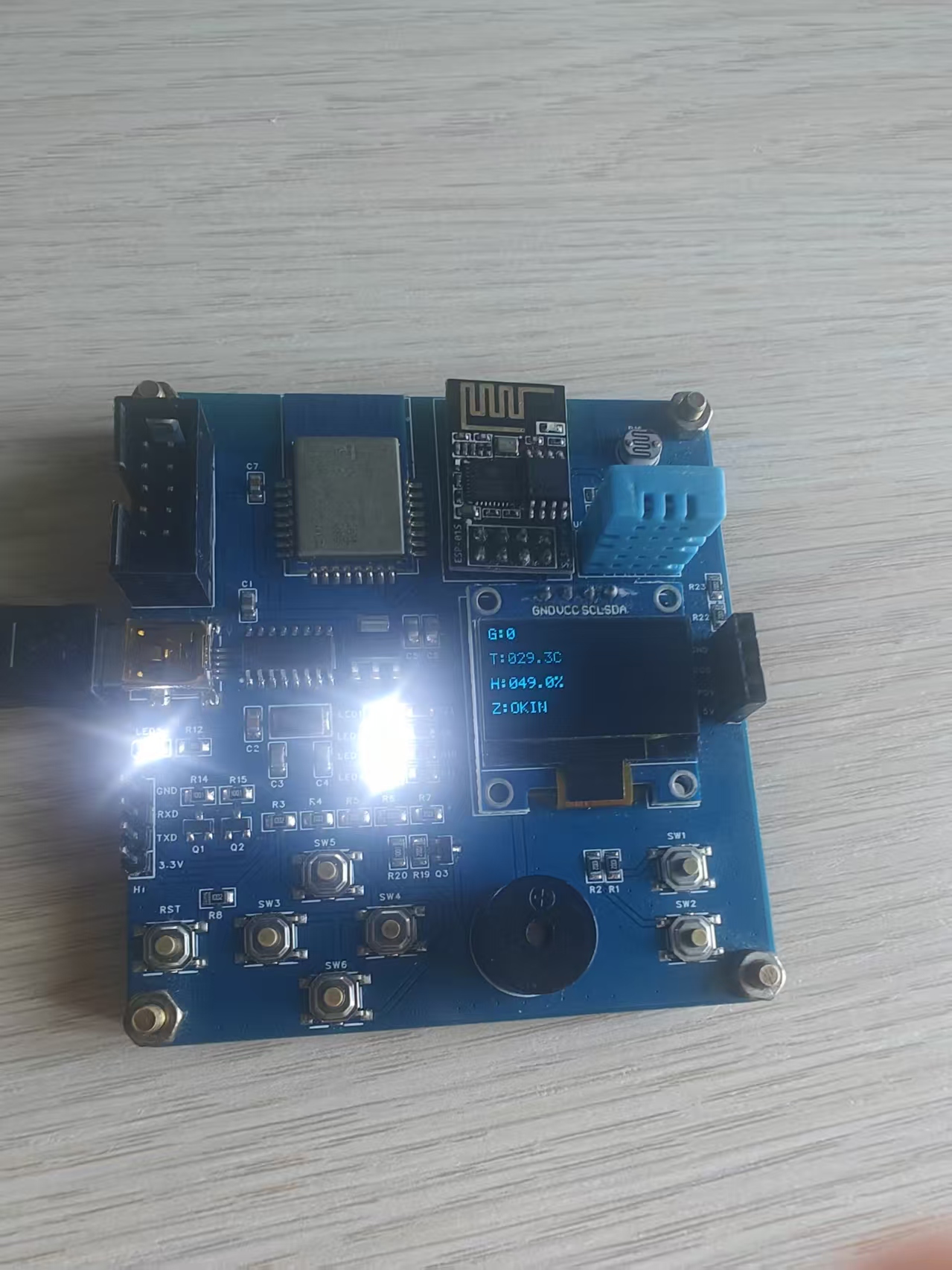 CC2530 开发板实物,蓝色标准板,板载 DHT11 和固定四针 OLED 插座