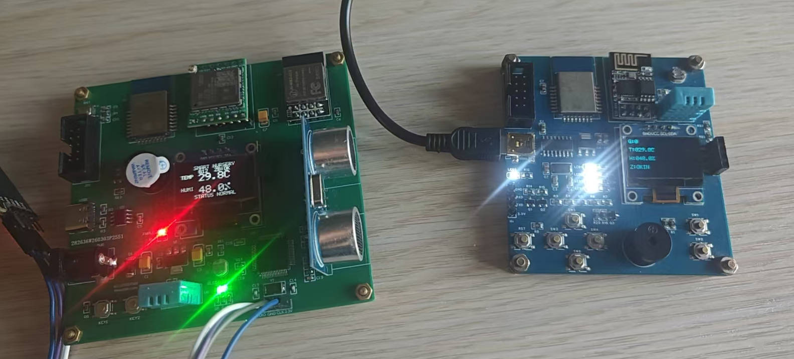 STM32 大板和独立 CC2530 开发板的实际通信场景,两块板子通过 Zigbee 无线连接