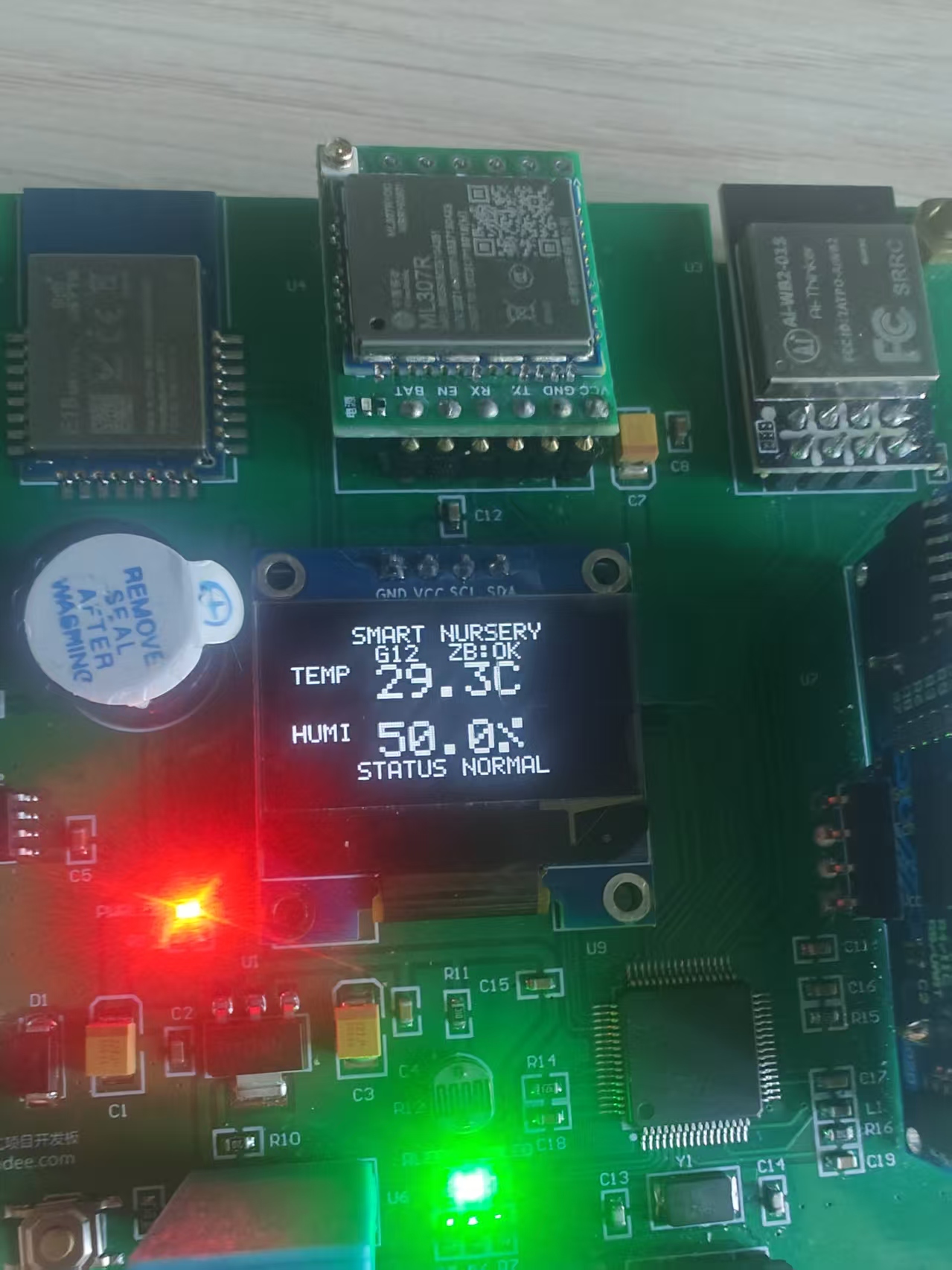 STM32 OLED 第1页:温湿度界面,显示 SMART NURSERY 标题、G12 组号、大号温湿度数值和 ZB:OK 状态